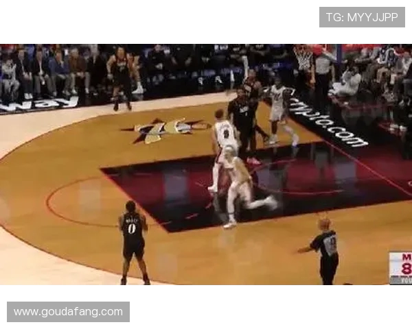 德拉蒙德45度三分精准命中 独行侠发球失误马克西打进关键2+1